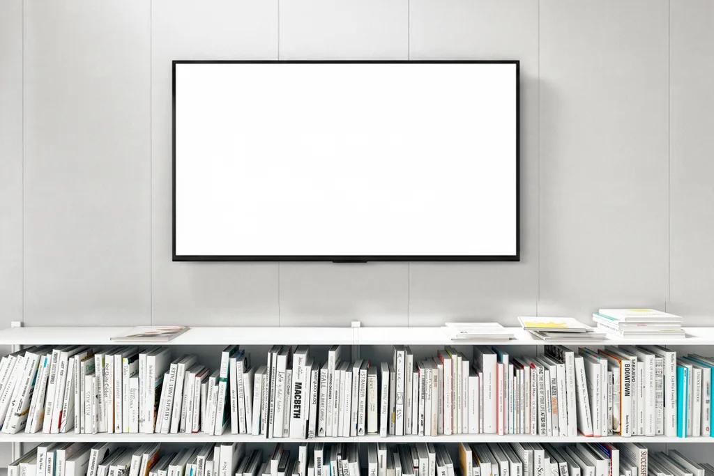 Bibliothek mit ScreenWay Display über Bücherregalen für aktuelle Informationen