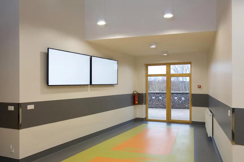 Eingangsbereich einer Bildungseinrichtung mit zwei ScreenWay Displays an der Wand
